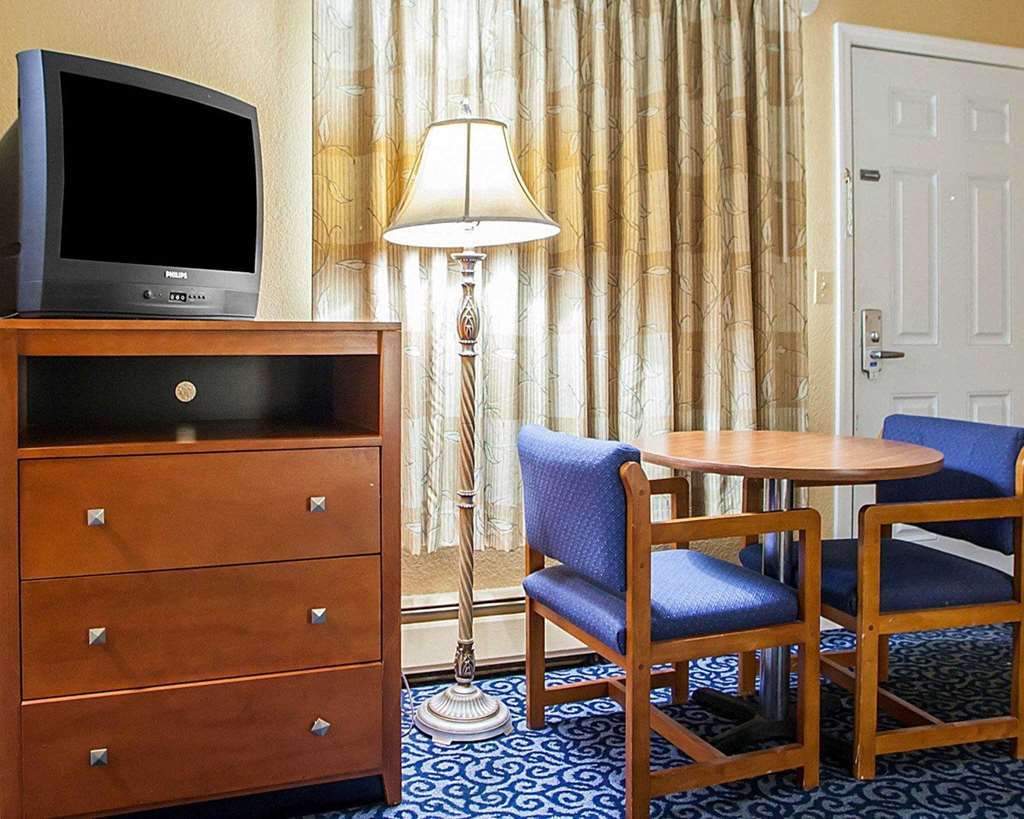 Rodeway Inn Wall Room photo