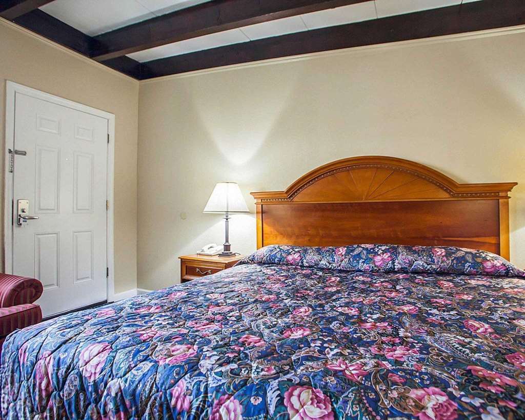 Rodeway Inn Wall Room photo
