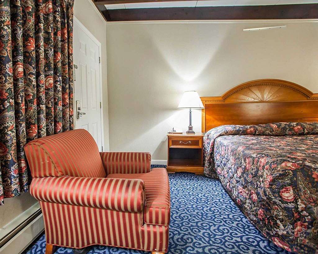 Rodeway Inn Wall Room photo