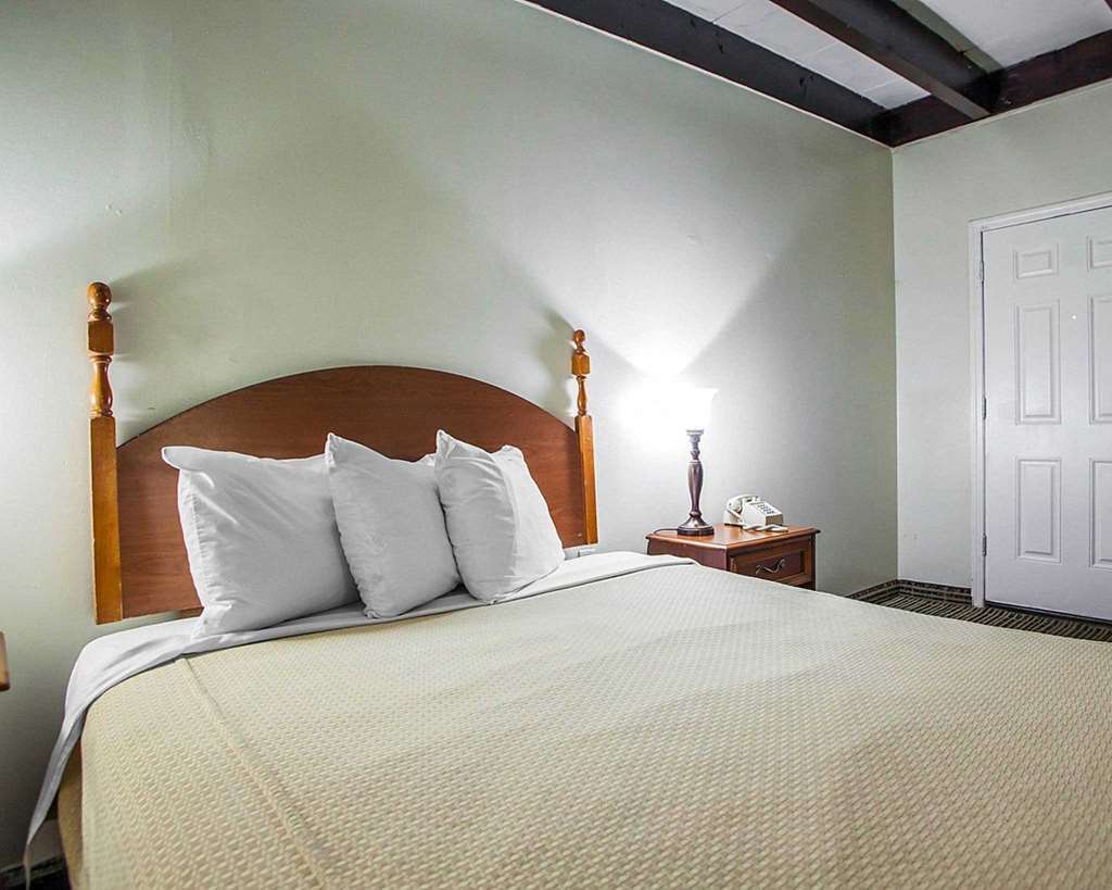 Rodeway Inn Wall Room photo