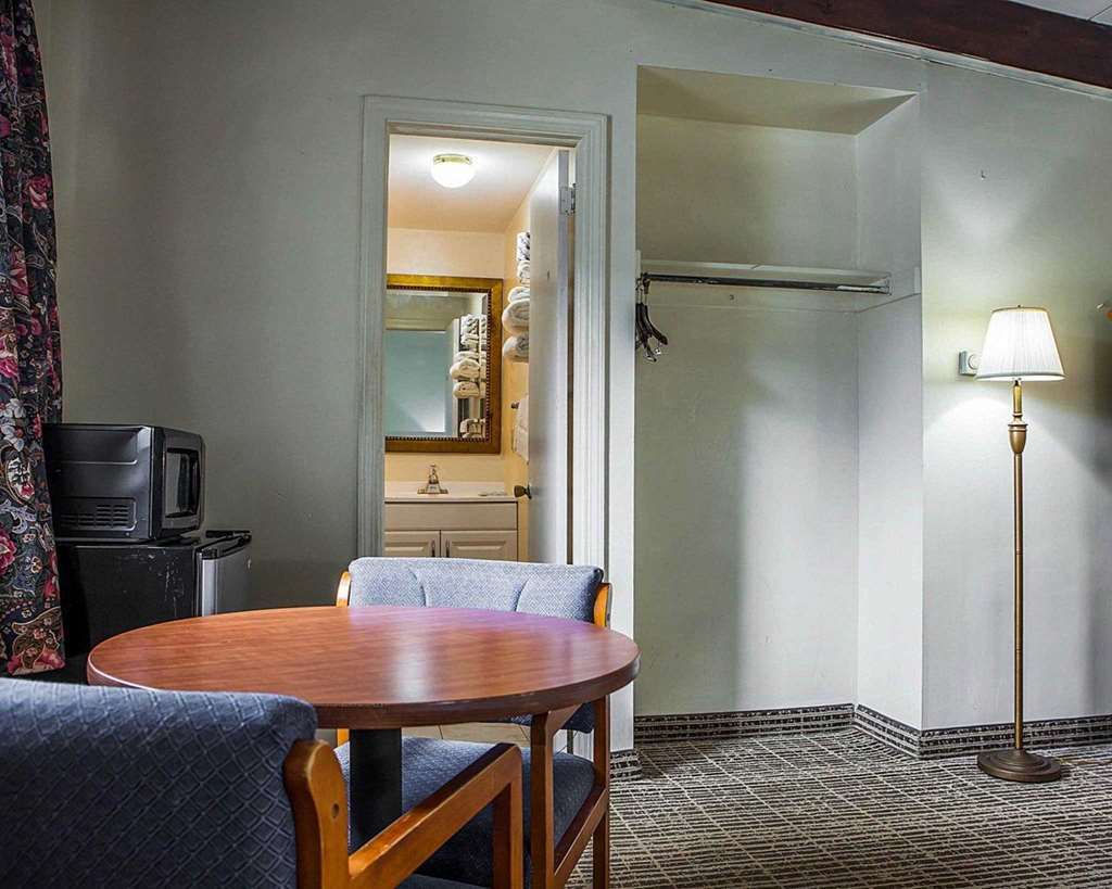 Rodeway Inn Wall Room photo