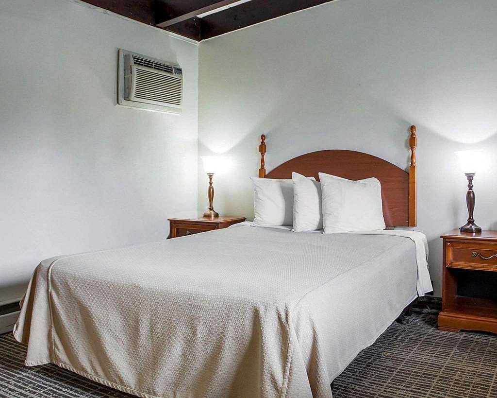 Rodeway Inn Wall Room photo