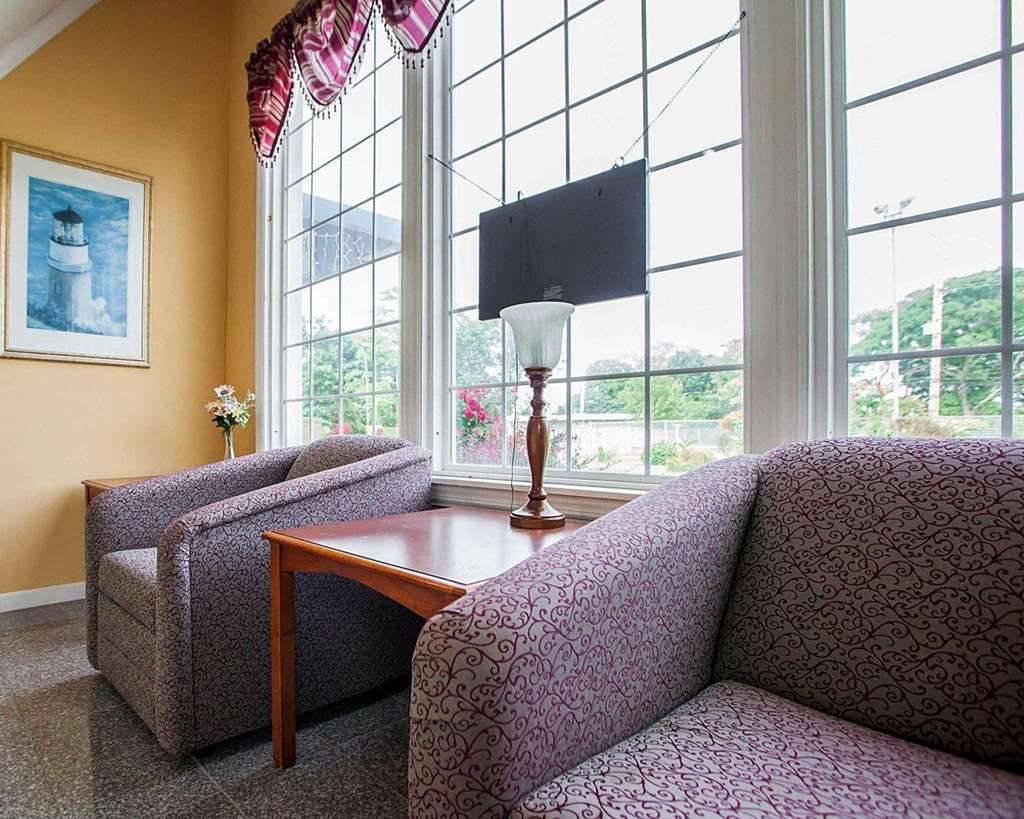 Rodeway Inn Wall Interior photo