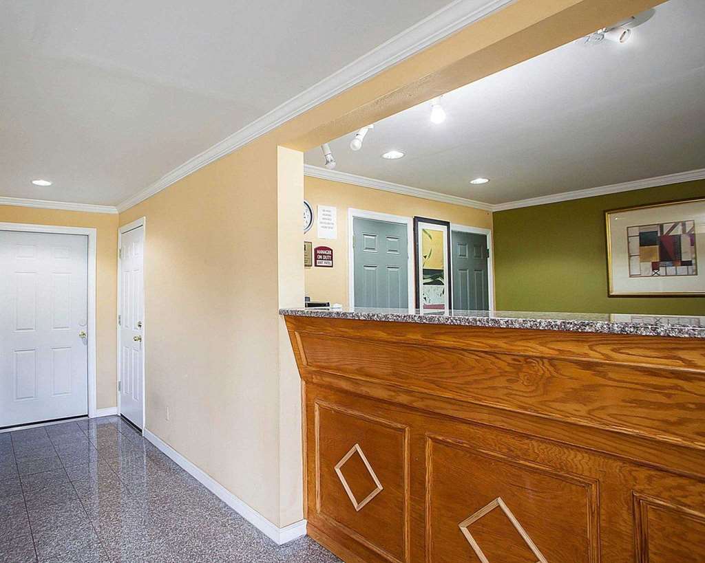 Rodeway Inn Wall Interior photo
