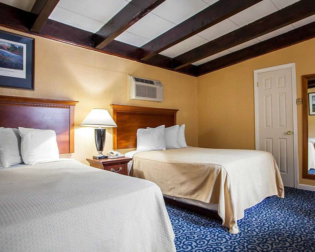 Rodeway Inn Wall Room photo