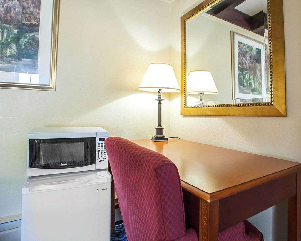 Rodeway Inn Wall Room photo