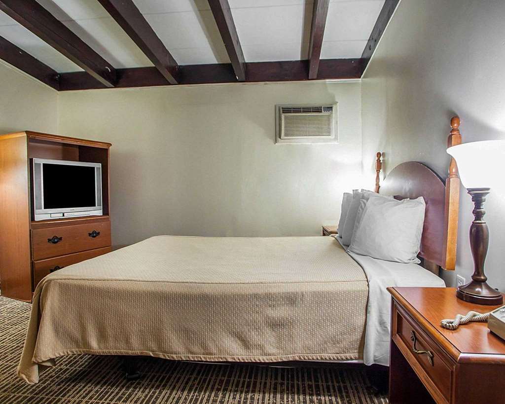 Rodeway Inn Wall Room photo