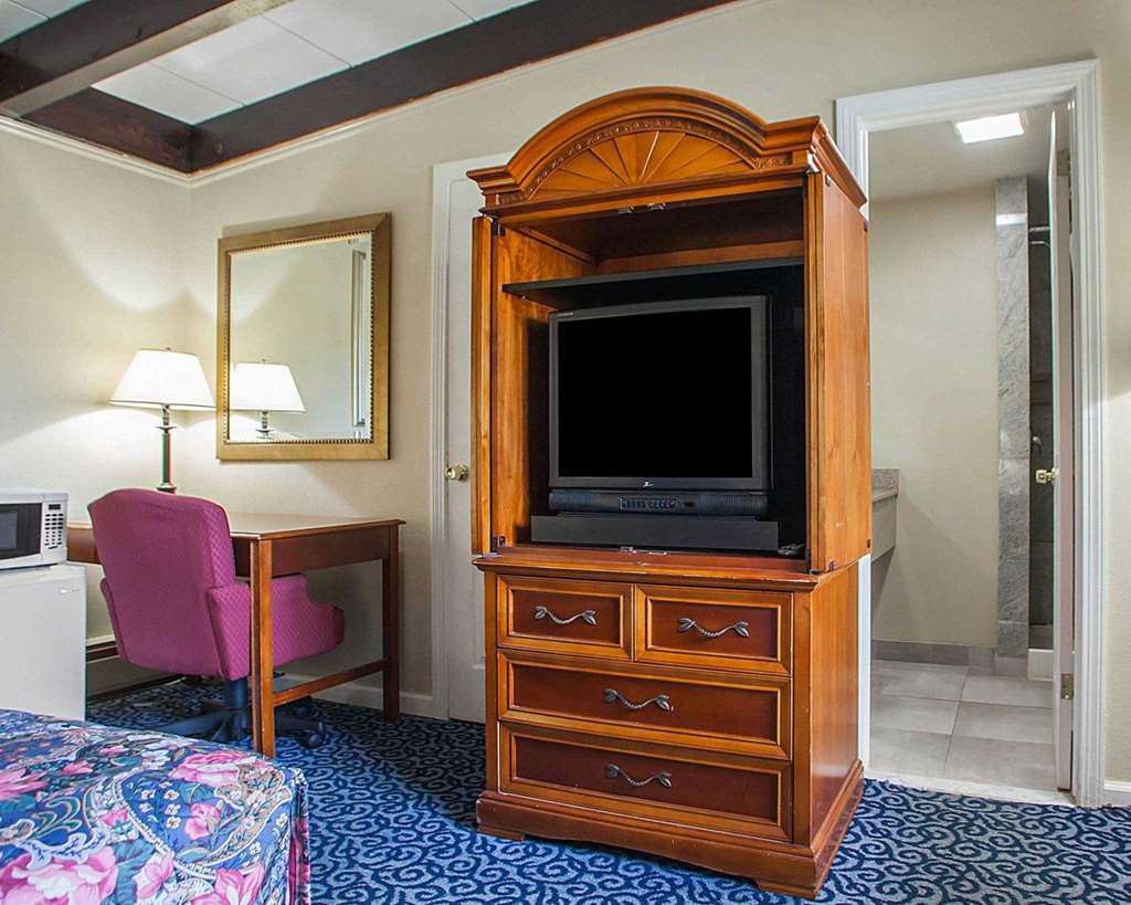 Rodeway Inn Wall Room photo