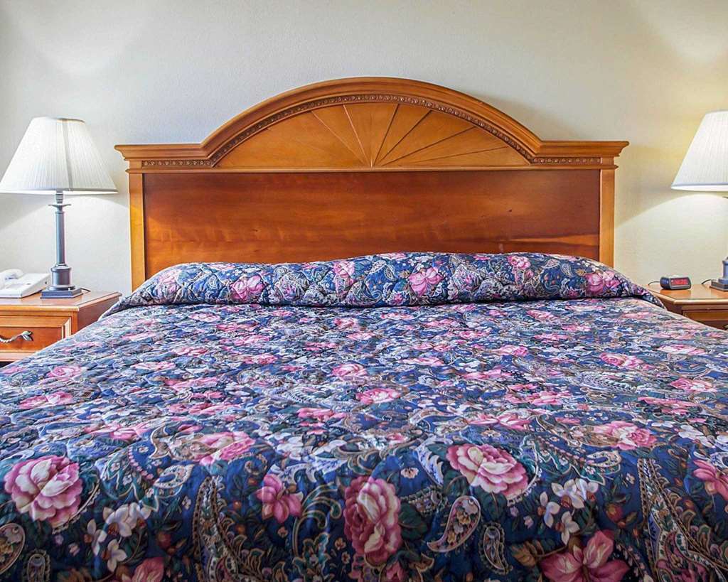 Rodeway Inn Wall Room photo
