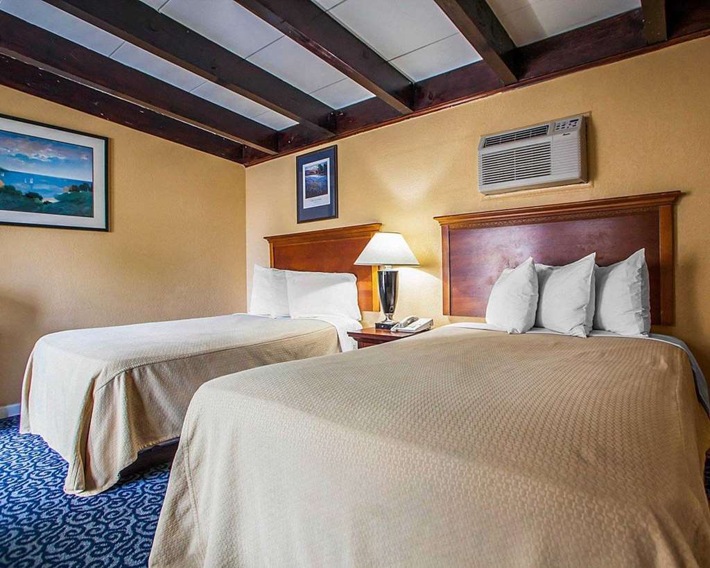 Rodeway Inn Wall Room photo
