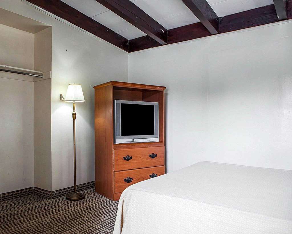 Rodeway Inn Wall Room photo