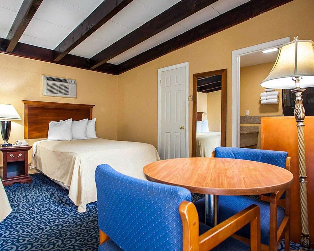 Rodeway Inn Wall Room photo