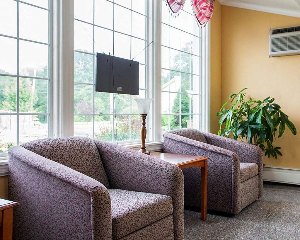 Rodeway Inn Wall Interior photo