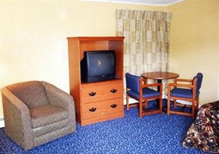 Rodeway Inn Wall Room photo